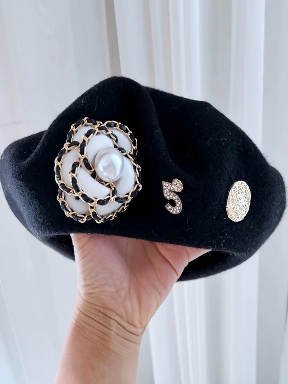Chic Black Women's Beret with Pearl-Chain Flower Accent